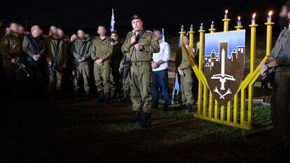 אייל זמיר בהדלקת נר חנוכה עם חיילי חטיבת החשמונאים | דובר צה"ל