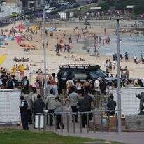 אנשי אבטחה מתאספים ליד שער בחוף בונדי | AP/מארק בייקר