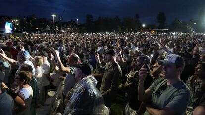אנשים משתתפים בטקס לציון יום ההתבוננות הלאומי לקורבנות ולניצולים, בחוף בונדי בסידני | AP/מארק בייקר