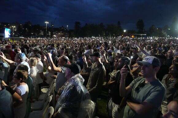 אנשים משתתפים בטקס לציון יום ההתבוננות הלאומי לקורבנות ולניצולים, בחוף בונדי בסידני | AP/מארק בייקר אנשים משתתפים בטקס לציון יום ההתבוננות הלאומי לקורבנות ולניצולים, בחוף בונדי בסידני | AP/מארק בייקר