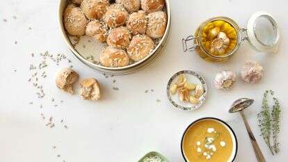 הלחמניות שלא שורדות שעה: שום וטימין מהתנור | אפרת ליכטנשטט