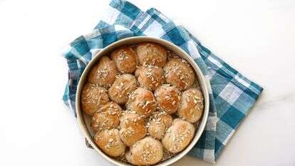 הלחמניות שלא שורדות שעה: שום וטימין מהתנור | אפרת ליכטנשטט