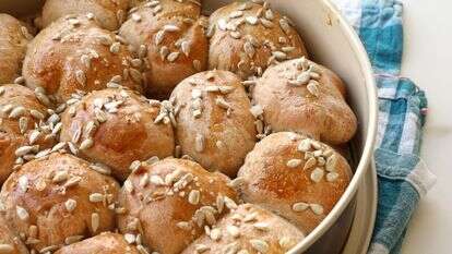 הלחמניות שלא שורדות שעה: שום וטימין מהתנור | אפרת ליכטנשטט