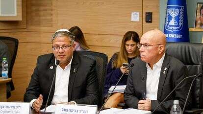 השר לביטחון לאומי, איתמר בן גביר, ויו"ר הוועדה לביטחון לאומי, צביקה פוגל, בדיון בוועדה | נועם מושקוביץ, דוברות הכנסת