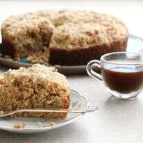 העוגה המושחתת ליד הקפה | אפרת ליכטנטשטט העוגה המושחתת ליד הקפה | אפרת ליכטנטשטט