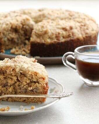 העוגה המושחתת ליד הקפה | אפרת ליכטנטשטט