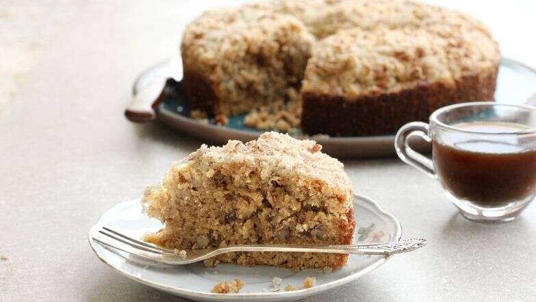 העוגה המושחתת ליד הקפה | אפרת ליכטנטשטט