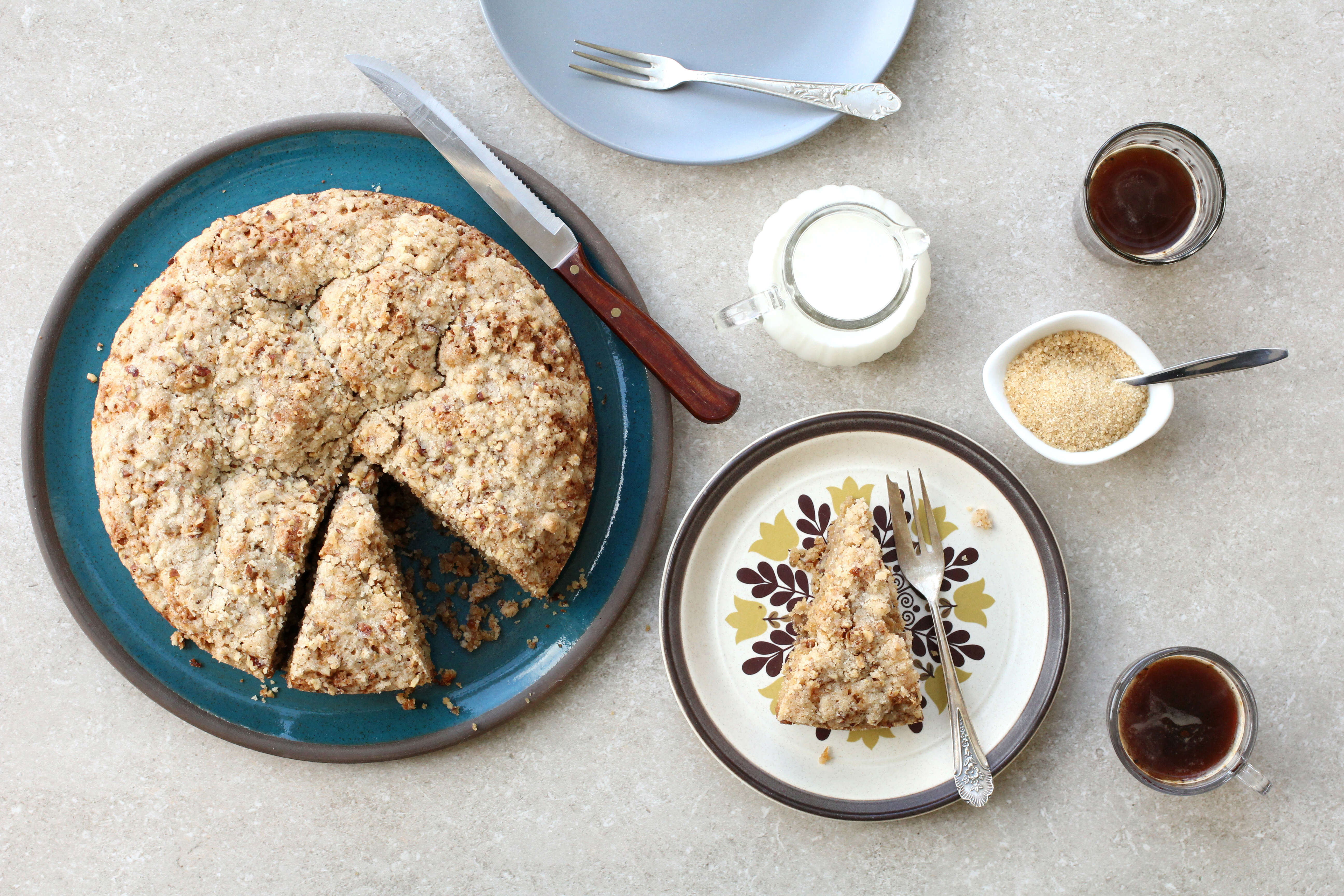 העוגה המושחתת ליד הקפה | אפרת ליכטנשטט