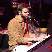 אלון אהל מנגן בפסנתר | עמית נעים