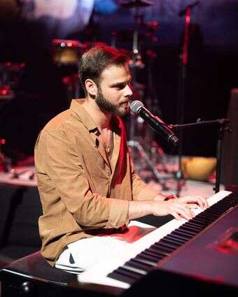 אלון אהל מנגן בפסנתר | עמית נעים