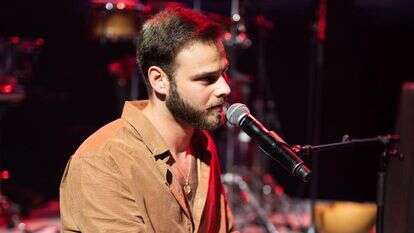 אלון אהל מנגן בפסנתר | עמית נעים אלון אהל מנגן בפסנתר | עמית נעים