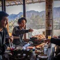 נהנים מבשר דוב במסעדה כפרית ביפן | AFP