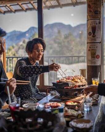 נהנים מבשר דוב במסעדה כפרית ביפן | AFP
