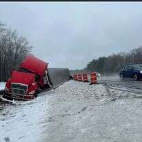 טרקטור עם גרור ותפוזים יושב בצד הדרך לאחר שהחליק מכביש האגרה של מיין | AP/דיוויד שארפ
