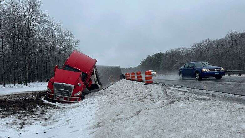 טרקטור עם גרור ותפוזים יושב בצד הדרך לאחר שהחליק מכביש האגרה של מיין | AP/דיוויד שארפ