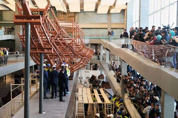 מרכיבים את הסירה של פרעה במוזיאון החדש במצרים | AP