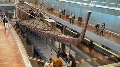 מרכיבים את הסירה של פרעה במוזיאון החדש במצרים | AP