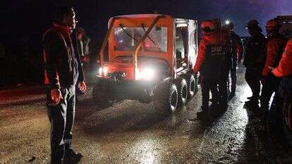 צוותי חילוץ טורקיים מחפשים אחר שרידי מטוס פרטי ובו מפקד צבא לוב וארבעה נוספים שהתרסק לאחר ההמראה מאנקרה והרג את כל הנוסעים, באנקרה | AP/Efekan Akyuz