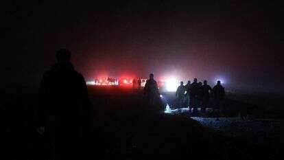 צוותי חילוץ טורקיים מחפשים אחר שרידי מטוס פרטי ובו מפקד צבא לוב וארבעה נוספים שהתרסק לאחר ההמראה מאנקרה והרג את כל הנוסעים | AP/Efekan Akyuz