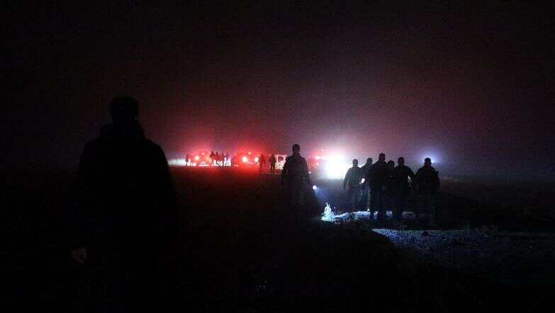 צוותי חילוץ טורקיים מחפשים אחר שרידי מטוס פרטי ובו מפקד צבא לוב וארבעה נוספים שהתרסק לאחר ההמראה מאנקרה והרג את כל הנוסעים | AP/Efekan Akyuz