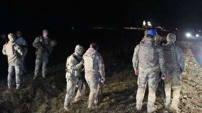 חיילים טורקים וצוותי חילוץ מחפשים אחר שרידי מטוס פרטי ובו מפקד צבא לוב וארבעה נוספים, שהתרסק לאחר ההמראה מאנקרה והרג את כל הנוסעים | AP/Efekan Akyuz