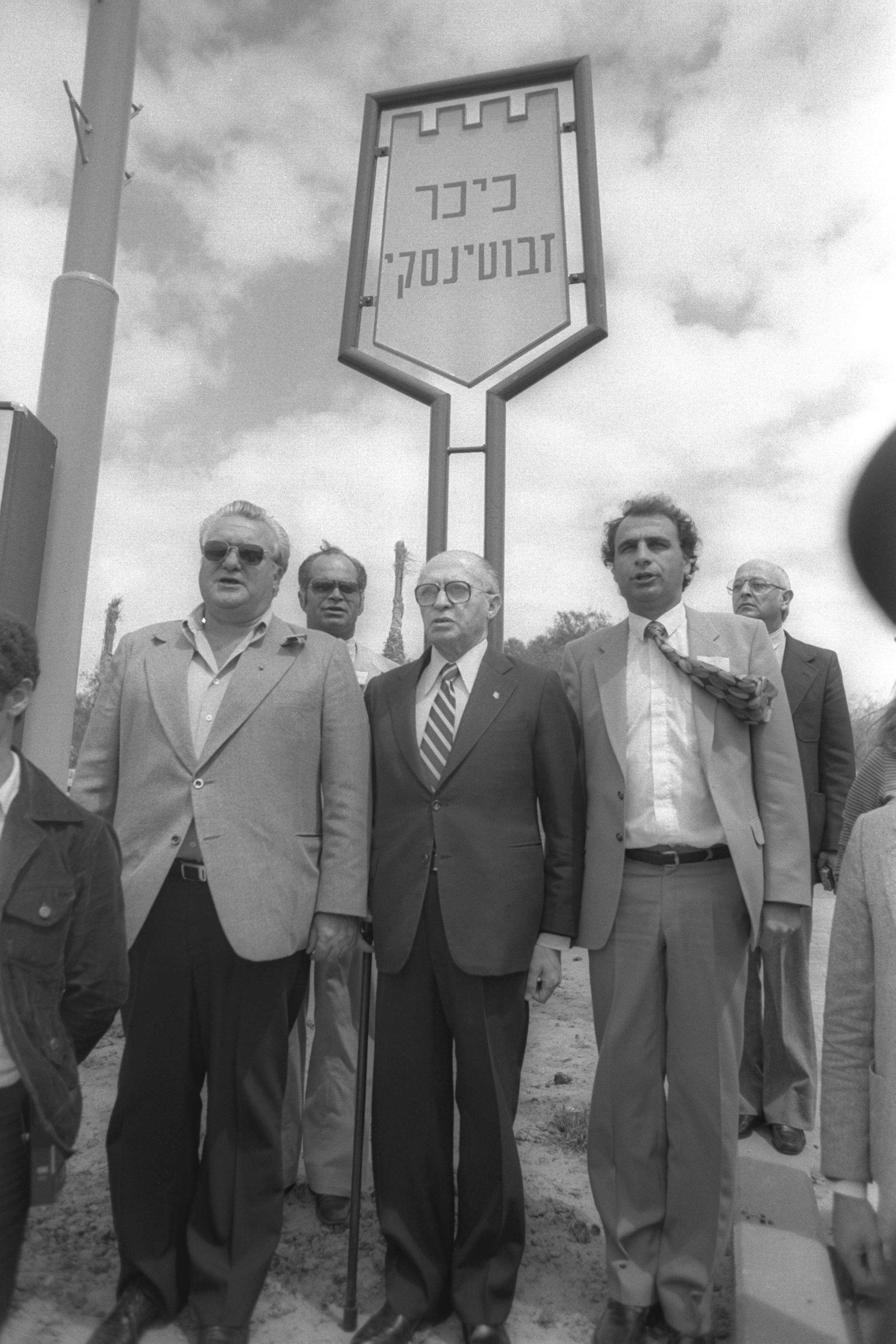 "גם כשבגין עלה להנהגת הימין אמרו לו 'אתה לא ז'בוטינסקי'". מנחם בגין בדימונה, 1982 | לע"מ