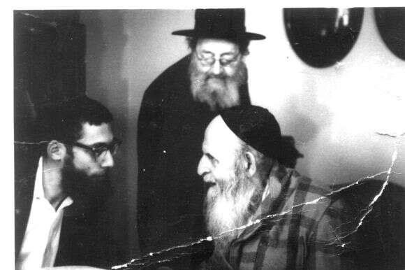 הרב הנקין בצעירותו עם סבו, הרב יוסף אליהו הנקין | באדיבות המשפחה