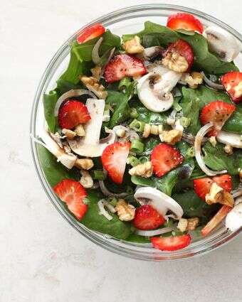 סלט תרד ותותים | אפרת ליכטנשטט