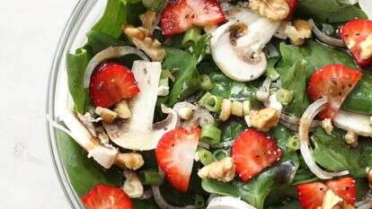 סלט תרד ותותים | אפרת ליכטנשטט סלט תרד ותותים | אפרת ליכטנשטט