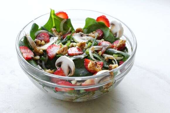 סלט תרד ותותים | אפרת ליכטנשטט סלט תרד ותותים | אפרת ליכטנשטט