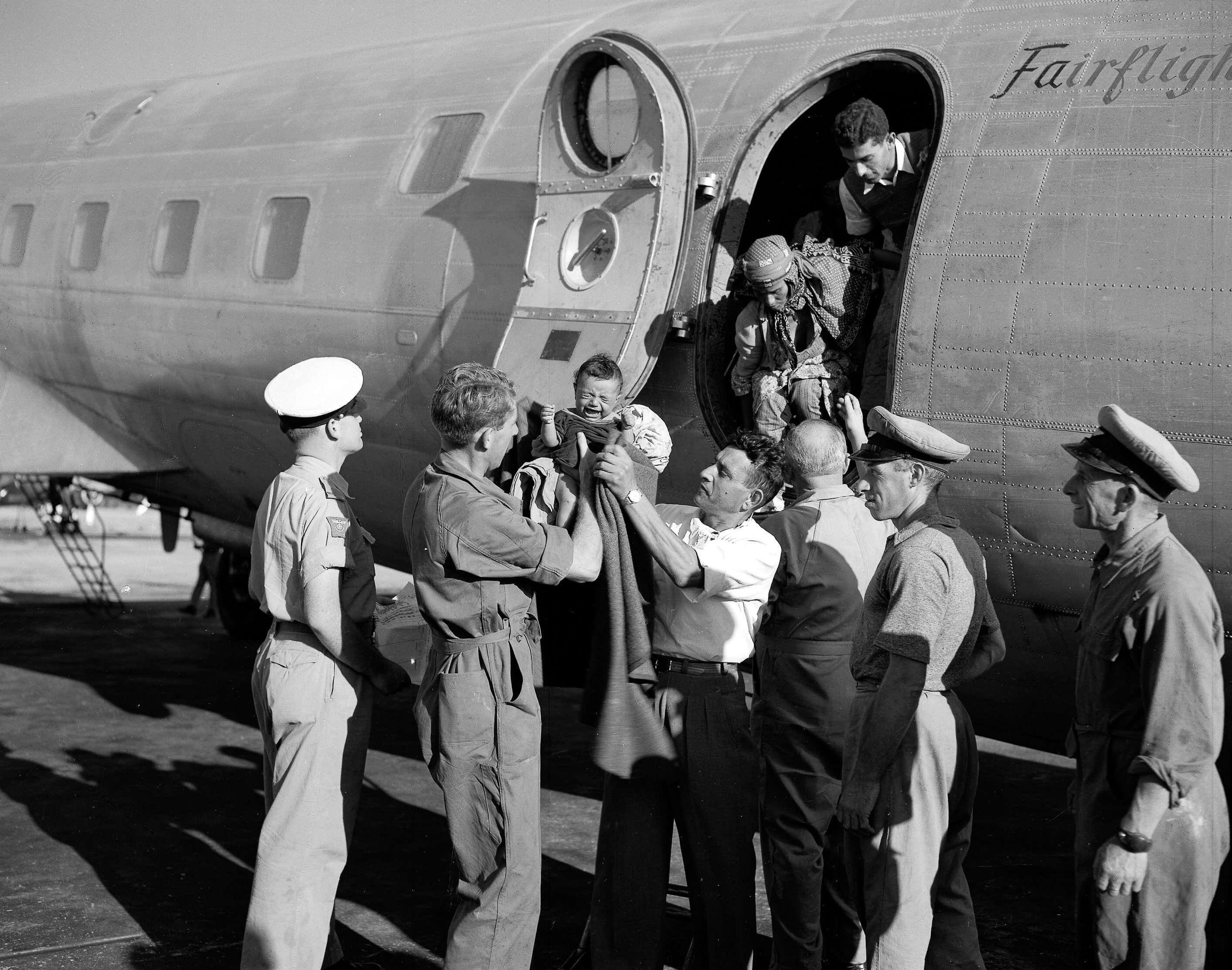 נציגי הסוכנות היהודית נפגשים עם עולים תימנים, עם הגעתם לשדה התעופה לוד. | BRAUNER TEDDY, לע''מ