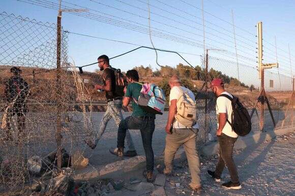 כשליד אשכולות עוברים מאות שב"חים בכל בוקר – תפעל. אל תחפש את השקט". מסתננים חוצים את גדר ההפרדה | איי.אף.פי