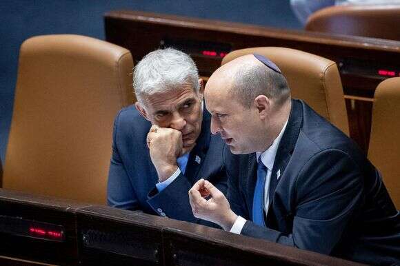 בנט ולפיד ליד שולחן הממשלה בכנסת, יוני 2022 | יונתן זינדל, פלאש 90 בנט ולפיד ליד שולחן הממשלה בכנסת, יוני 2022 | יונתן זינדל, פלאש 90
