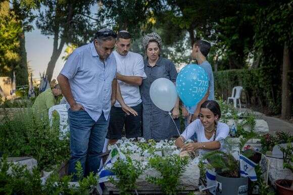 התייחס לחיילים שלו כאל משפחה. משפחת ראוכברגר חוגגת לשילה יום הולדת על קברו | חיים גולדברג - פלאש 90