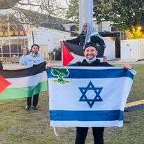 הוכמן מול מפגינים אנטי־ישראליים בשוודיה | באדיבות המצולם