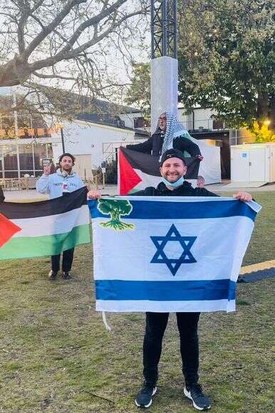 בימין יש יותר הומור. הוכמן מול מפגינים אנטי־ישראליים בשוודיה | באדיבות המצולם