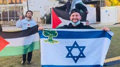 הוכמן מול מפגינים אנטי־ישראליים בשוודיה | באדיבות המצולם