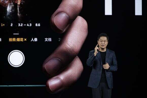 נשיא שיאומי, לו ווייבינג, נואם במהלך השקת ה-Xiaomi 17 Ultra על ידי Leica בבייג'ינג ביום חמישי | EPA