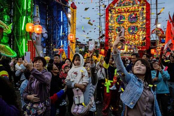 מופעי ריקוד דרקונים ואריות במהלך פסטיבל טאואיסטי ב-13 בדצמבר | AFP