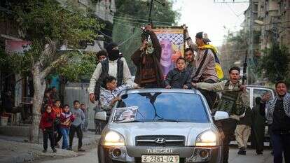 אסיר פלסטיני ששוחרר בעסקת החטופים בפברואר 2025 מתקבל ברצועת עזה | עלי חסן, פלאש 90