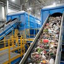 מרכז להפרדת פסולת | צילום: שאטרסטוק