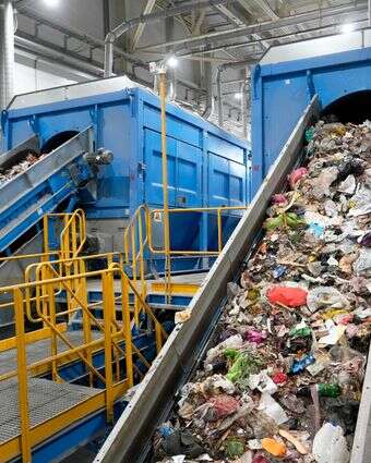 מרכז להפרדת פסולת | צילום: שאטרסטוק