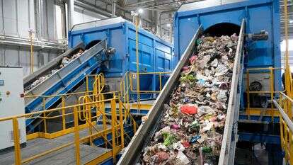 מרכז להפרדת פסולת | צילום: שאטרסטוק