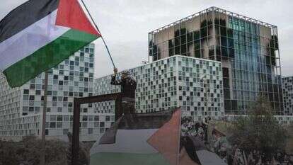 הפגנה פרו־פלסטינית מול בית הדין הבינלאומי בהאג. | EPA