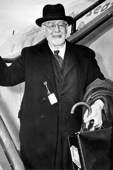 הרב ד"ר ליאו בק, מנופף לשלום בעת הגעתו לסיור הרצאות בן שלושה חודשים בארה"ב, 5 בינואר 1948 | AP