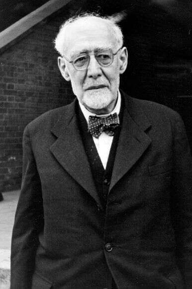 הרב ד"ר ליאו באק במהלך ביקורו הראשון בגרמניה לאחר שחרורו ממחנה הריכוז טרזינשטט, בהמבורג, 1 באוקטובר 1948 | AP