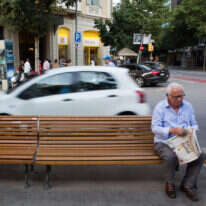 גבר ספרדי נראה קורא עיתון על ספסל ברחוב בברצלונה | נתי שוחט, פלאש 90 גבר ספרדי נראה קורא עיתון על ספסל ברחוב בברצלונה | נתי שוחט, פלאש 90