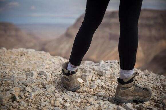 מטיילת לאורך נחל צאלים, ב-21 בינואר 2017 | הדס פרוש/Flash90