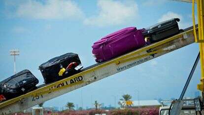 הוצאת מזוודות ממטוס בנמל התעופה בן גוריון | משה שי/Flash90