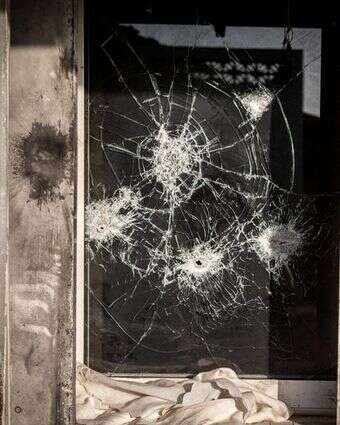 חלון מנוקב מכדורים בקיבוץ בארי, בתמונה שצולמה בימים שלאחר טבח שמחת תורה | אדי ישראל, פלאש 90